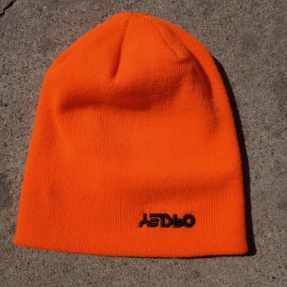 Oakley Beanie - Picture 1 of 8